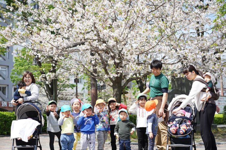 子どもたちと保育士